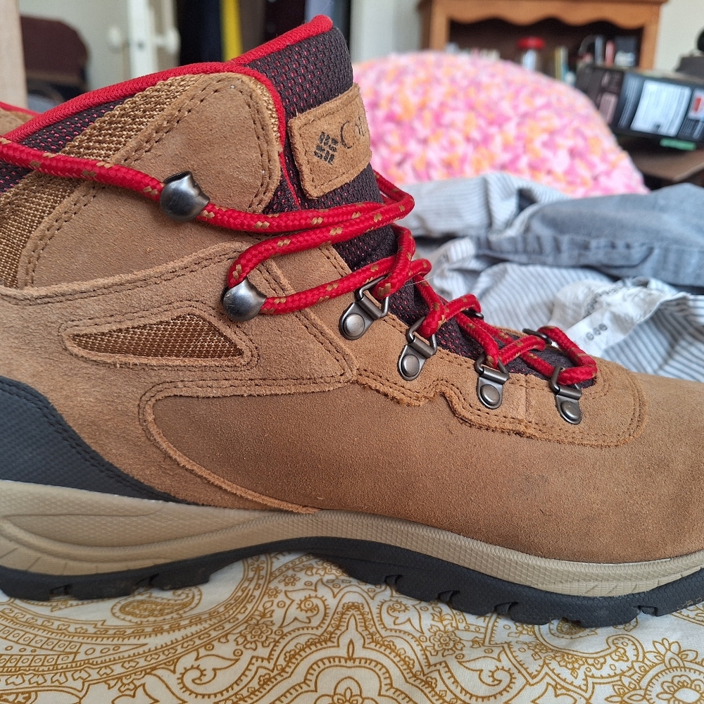 Columbia Women’s Brown Suede Hiking Boot with Red Laces